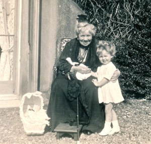 Anna Jay with her granddaughter Anne at Blendon Hall in 1925